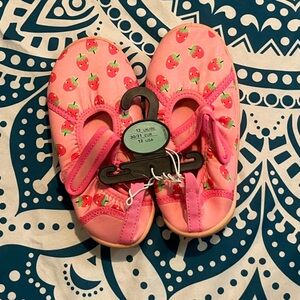 ✨$3 ✨Pink w/strawberries girls water shoes sz 12
